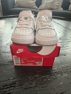 Nike Kids White Low-Top Sneakers with Hook-and-Loop Strap. 3c